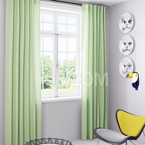 Темно зеленые шторы в интерьере гостиной