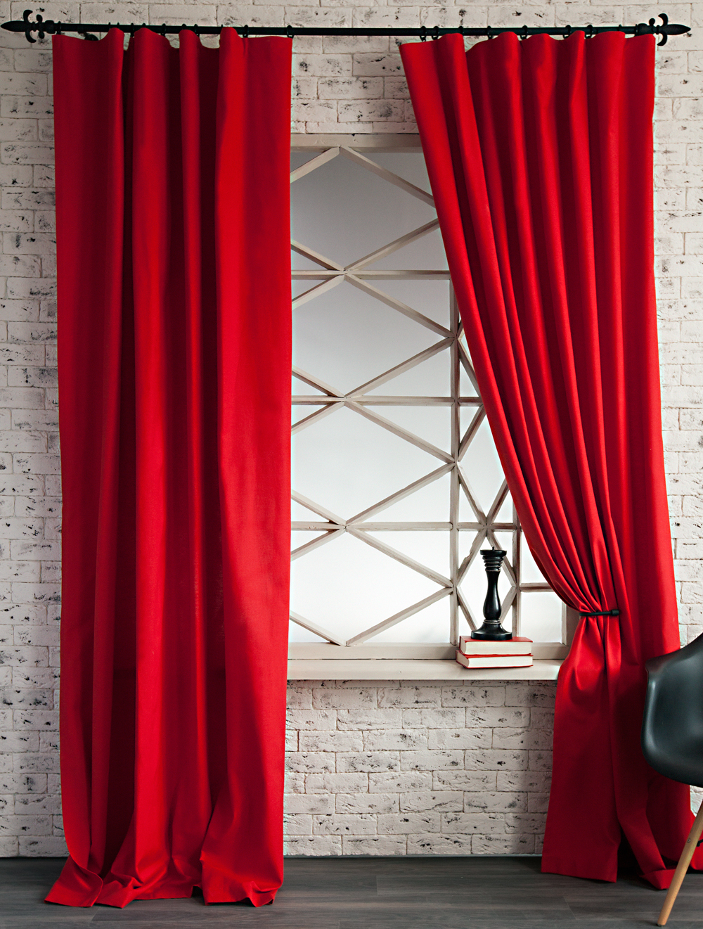 Красные шторы в гостиной - дизайн фото