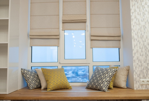 Рулонные шторы в интерьере: стильная простота и изящная функциональность