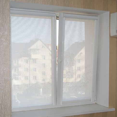 Рулонные шторы в интерьере: стильная простота и изящная функциональность